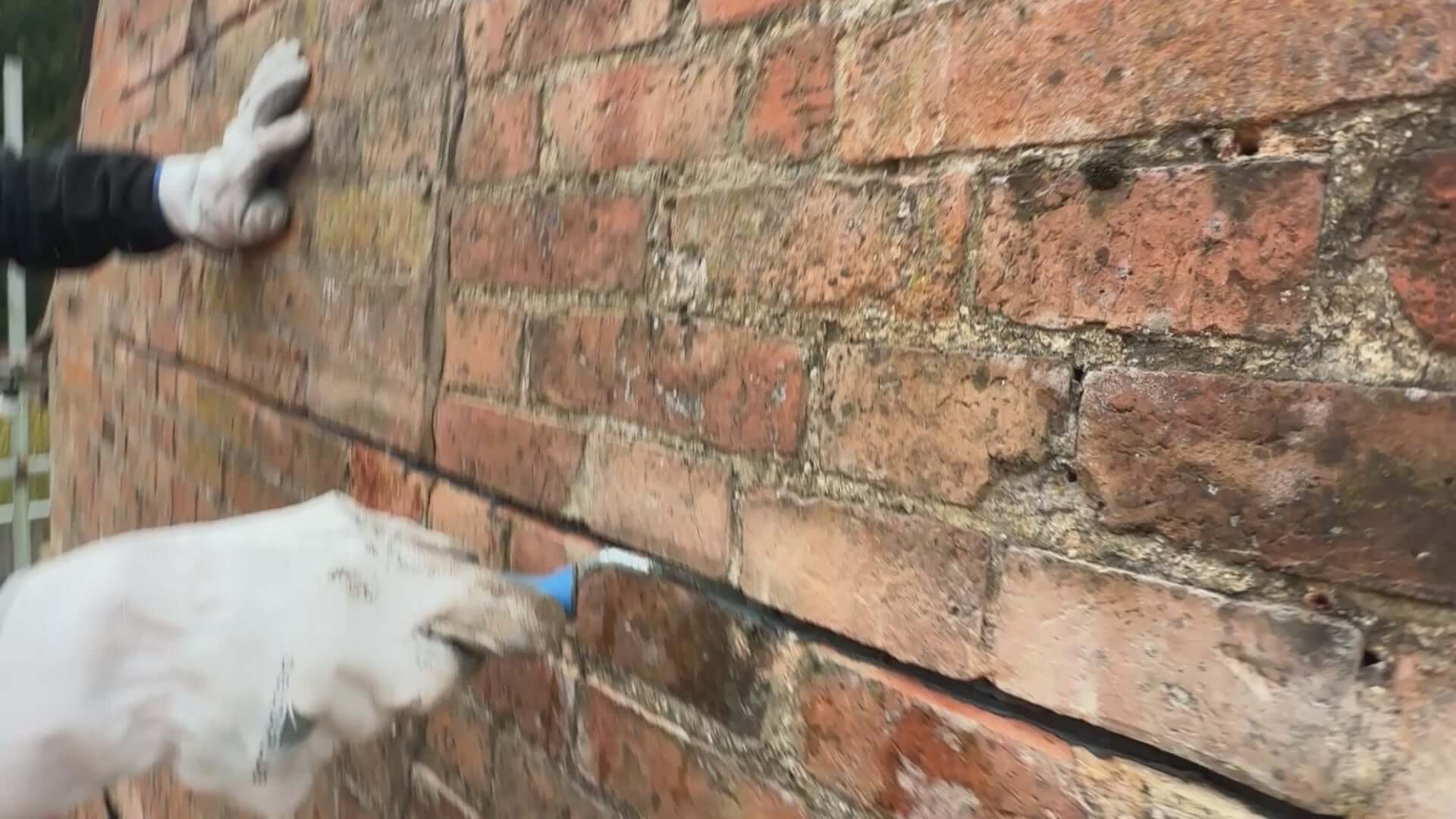 Repointing and finishing trowel for use in crack stitch repairs and repointing